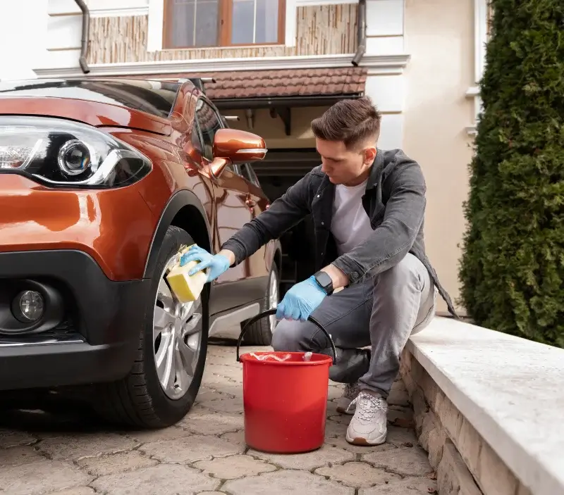 Lavage auto à domicile Rioux : professionnel intervenant sur un véhicule